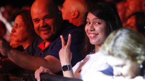 Una seguidora de Café Quijano, en primera fila durante el concierto que el grupo dio el domingo por la noche en el Campo da Compañía