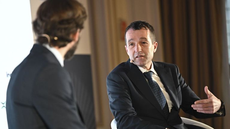 Ángel Escribano dimitirá esta tarde como presidente de Indra tras las presiones del Gobierno