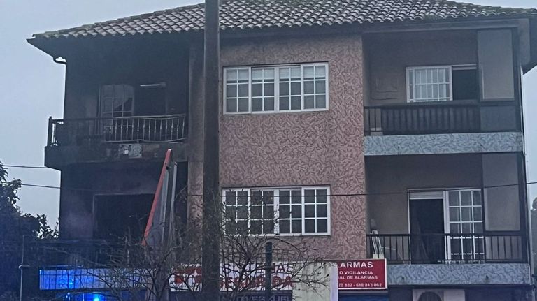 Desalojado el edificio de la autoescuela San Juan de Poio por un fuego en una vivienda