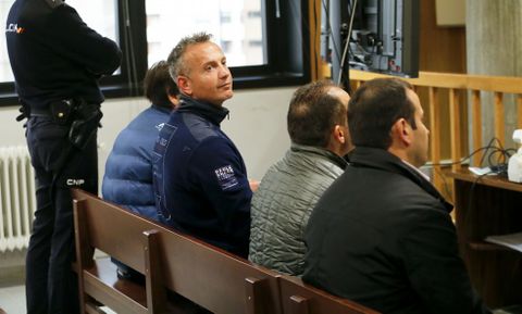 Los cinco acusados permanecieron esposados durante la primera sesin del juicio. 