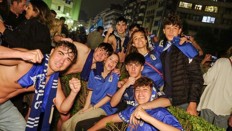 Cientos de aficionados celebran el ascenso del Real Oviedo en la plaza Amrica
