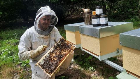 Alberto Vidal, apicultor en el Xurs, que cosecha miel de bosque con la marca Esmelga.