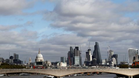 La City de Londres con el London Bridge en primer plano y la cpula de St Paul's de fondo