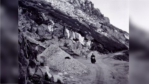 Un trabajador (a la izquierda de la imagen), en la cantera del monte de San Pedro que se explotaba al borde de la carretera de O Portio