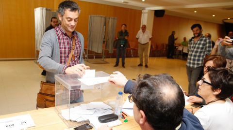 El alcalde de A Corua, Xulio Ferreiro, vot en el centro cvico de San Diego.