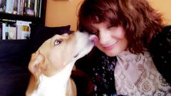 La editora gijonesa Silvia Cosio con Darcy, el beagle de la casa.