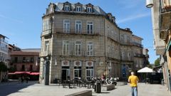 La que fue sede del Casino Mercantil en la plaza de Curros Enrquez de Pontevedra est ya cerrada