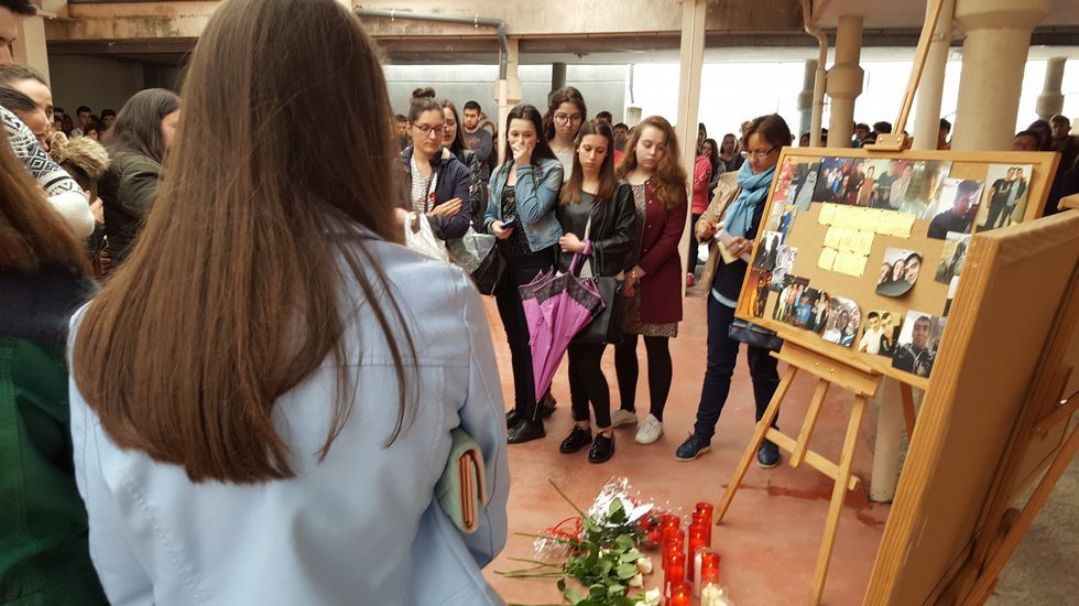 Emotivo homenaje de los alumnos del Xograr de Sarria a su compa�ero fallecido en accidente de tr�fico