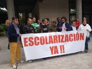 Los padres del ni�o acosado de Vigo ( en el centro) en una concentraci�n que realizaron hoy ante los juzgados de Vigo