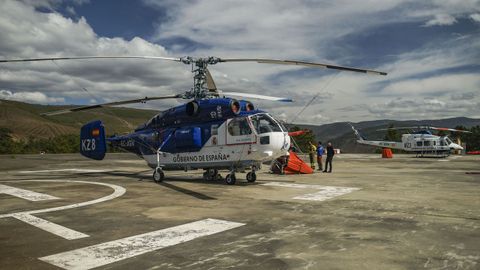 En la base de Laza hay dos helicópteros para transportar a las brigadas de extinción y para la descarga de agua: El Kamov, de doble rotor, y el Bell 412, que carga un bambi que puede descargar unos 1.200 litros.