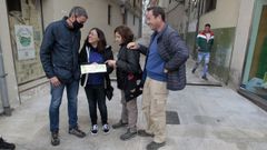 Un grupo de turistas de Madrid consultando un plano urbano de Monforte el pasado lunes