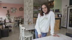 Noa Abella, de 20 aos, abri su cafetera en Esteiro hace unos meses.