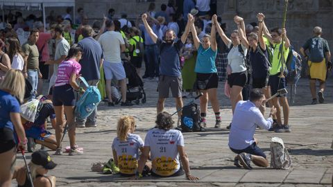 Llegada de peregrinos a la plaza del Obradoiro durante el puente de agosto.