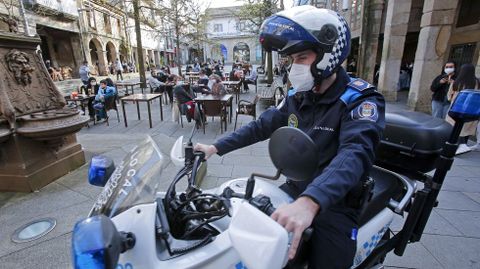 La policía controla que se cumplan las normas Covid en las terrazas