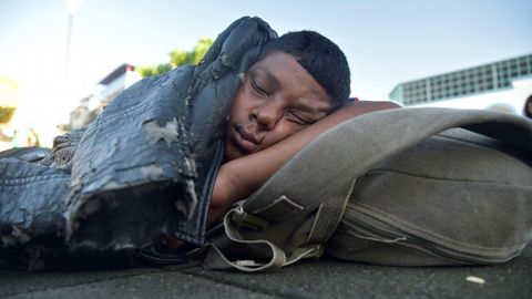 Migrantes hodureos descansan en la poblacin de Huixtla, en el estado de Chiapas (Mxico), durante su travesa hacia Estados Unidos