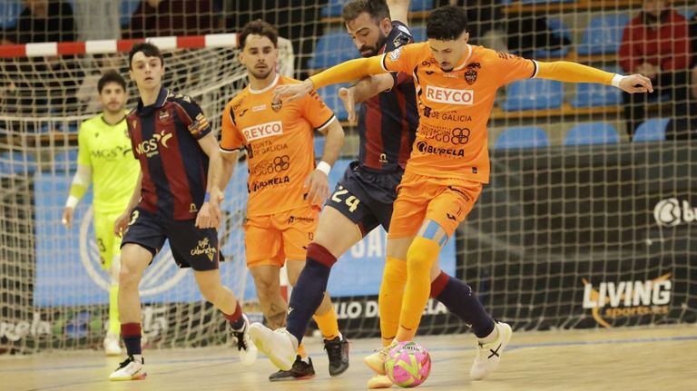 Raid Sbaa, jugador del Reyco Burela FS: «Hacer el Ramadán es algo que yo elijo, no es excusa para dejar de cumplir en mi trabajo»