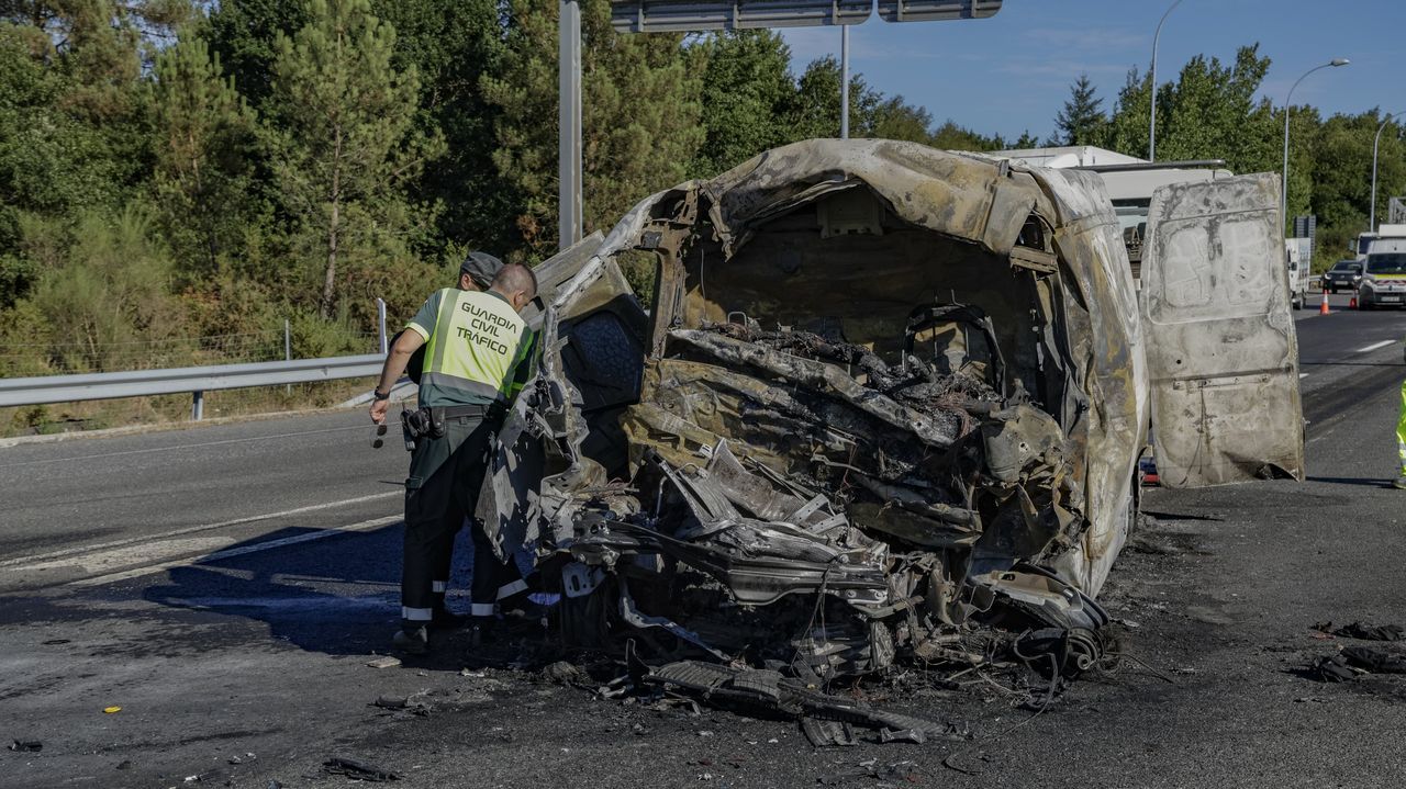 Miquel Fornera hace el Camino de Santiago vestido de legionario para promocionar su libro �Cadenas de Hierro�.Las carreteras lucenses acumulan ya 19 fallecidos en lo que va de 2026. El accidente registrado el 6 de agosto en la A-6 (en la imagen), en el que murieron dos personas, fue uno de los m�s graves del verano.