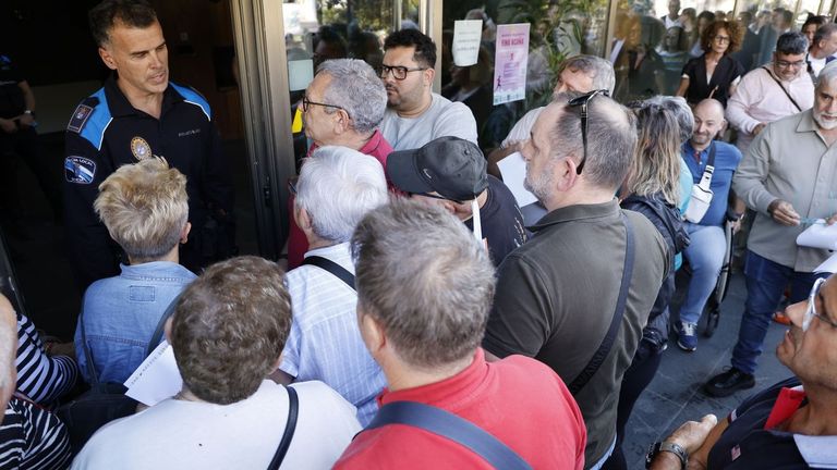 La Guardia Civil investiga la violencia tras el «sablazo» de la basura en O Morrazo