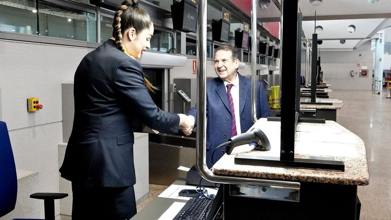 Abel Caballero, a la Xunta: «El localismo es financiar solo vuelos en Santiago y no en Vigo»