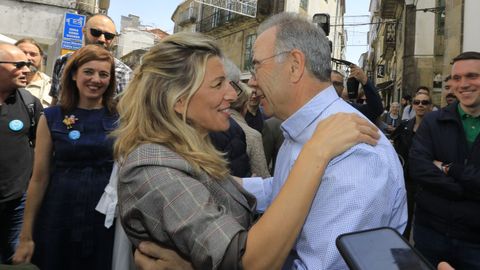 Yolanda Daz abraza al socialista Xos Snchez Bugallo en Porta Faxeira, tras la vicepresidenta aparece Marta Lois, una de las impulsoras de Sumar en Galicia.