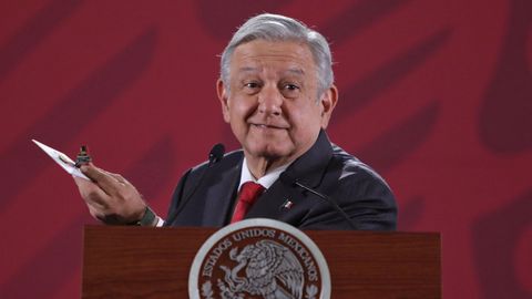 Lpez Obrador mostr durante su conferencia matutina de este martes la cmara espa encontrada en un saln de Palacio Nacional la semana pasada