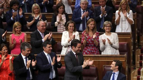 Los miembros del Partido Popular, en pie, aplauden a Pablo Casado tras su discurso.