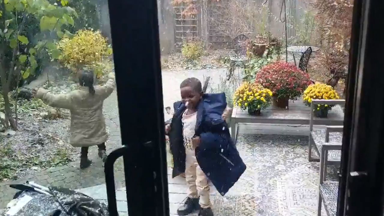 Dos nios refugiados disfrutan por primera vez de la nieve en Canad