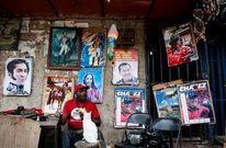Un hombre muestra su apoyo a Chvez con carteles en la entrada de su casa en Caracas.