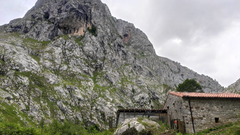 Ruta de senderismo entre Poncebos y Bulnes, en el concejo de Cabrales, en los Picos de Europa