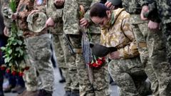 Miembros de las tropas ucranianas, durante el funeral de uno de sus oficiales, cado en la regin de Zaporiyia