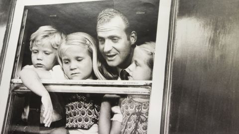 Llegada del rey y sus hijos a la estación de San Cristobal en A Coruña en la década de los setenta