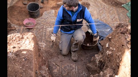 Adrián Piñán trabaja en las labores de excavación del yacimiento romano