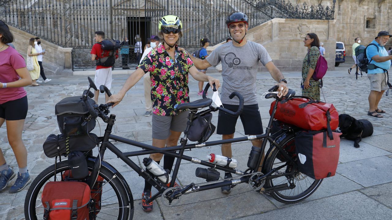 Parasos de arena y aguas cristalinas en la comarca de Ferrol.Garbie e Iaki llegaron en coche a Santiago y partieron el viernes en tndem del Obradoiro, rumbo a Fisterra. La primera noche la pasaron en Olveiroa (Dumbra) y la segunda en el albergue Ocanus de Fisterra. Destacan la buena atencin, limpieza y amabilidad de los hospitaleros, as como por parte de la hostelera. Es una maravilla, dicen.