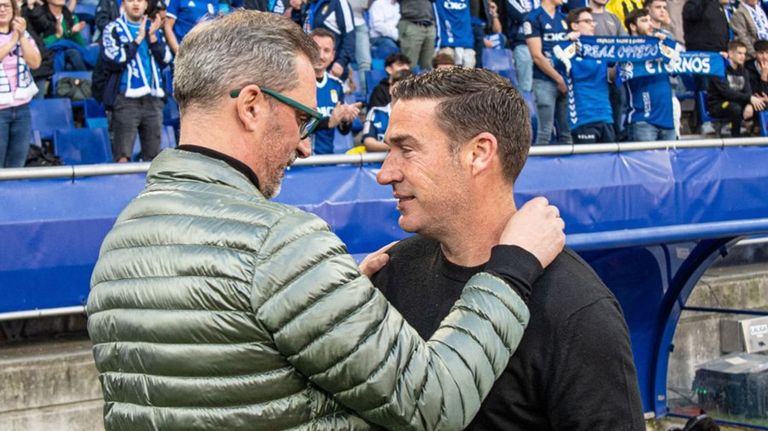 Luis Carrión saluda a Jon Pérez Bolo antes del Oviedo-Burgos