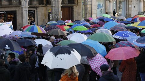 Los asistentes portaban paraguas de colores que alzaron al cielo al concluir la concentracin