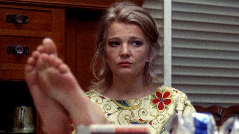 Gena Rowlands, interpretando el papel de la ama de casa del filme «Una mujer bajo la influencia» (1974), dirigido por John Cassavetes, realizador y actor que además fue marido de la actriz.