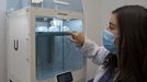La ingeniera biomédica María Álvarez Caballero vigila la impresión en 3D de vértebras de la columna en el Centro Tecnolóxico de Formación del Hospital Teresa Herrera (Chuac) de A Coruña 