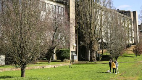 Imagen de archivo de alumnos en el campus de Lugo frente a Veterinaria