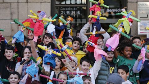 Escolares de varios centros educativos da cidade pasrono en grande na praza Maior de Ourense