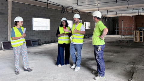 La consejera de Deportes, Vanessa Guti�rrez, visita la futura pista multiusos de Bimenes