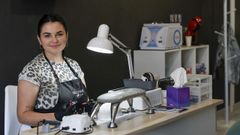 Alexandra trabajando en el negocio que abri hace dos semanas en la Ra Galicia de Lugo