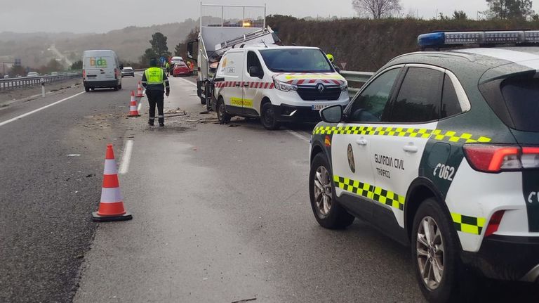 El conductor que arrolló mortalmente a dos operarios en la A-8 no iba mirando el móvil y el foco está ahora sobre la señalización