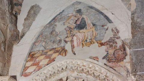 Imagen del mural restaurado en el que se ve a un escribano con una cartela medieval