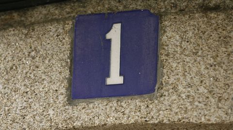 Placa de cerámica que marca el número de una casa