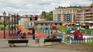 Nios jugando en un parque infantil en Oviedo