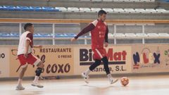 Marcelo da un pase ante Douglas en una sesin de entrenamiento.