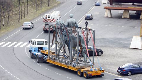 Un trailer transporta la estatua de Franco tras ser retirada de la plaza en la que llevaba más de tres décadas