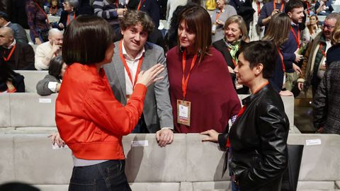 Las ministras de Ciencia, Diana Morant (primera por la izquierda) y de Vivienda, Isabel Rodrguez (primera por la derecha) charlan con el secretario general de los socialistas vascos, Eneko Andueza y la consejera vasca de Trabajo, Idoia Menda, en el encuentro celebrado en A Corua