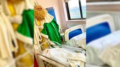 La tradicional visita de los Reyes Magos a la planta de maternidad del hospital de Monforte estuvo este año más animada de lo habitual. Los esperaban seis bebés