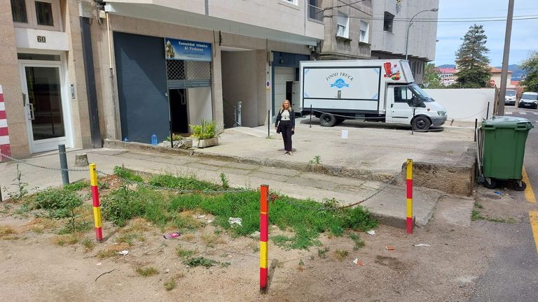 Denuncian la parcelación de una calle de Vigo para disfrutar de plazas privadas de aparcamiento